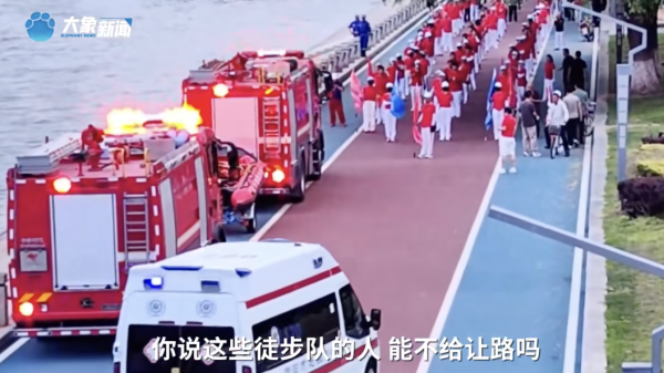 融券通 暴走团群主回应阻碍消防救护车通行：车辆属于备勤状态，就一分钟，想让队员先过去